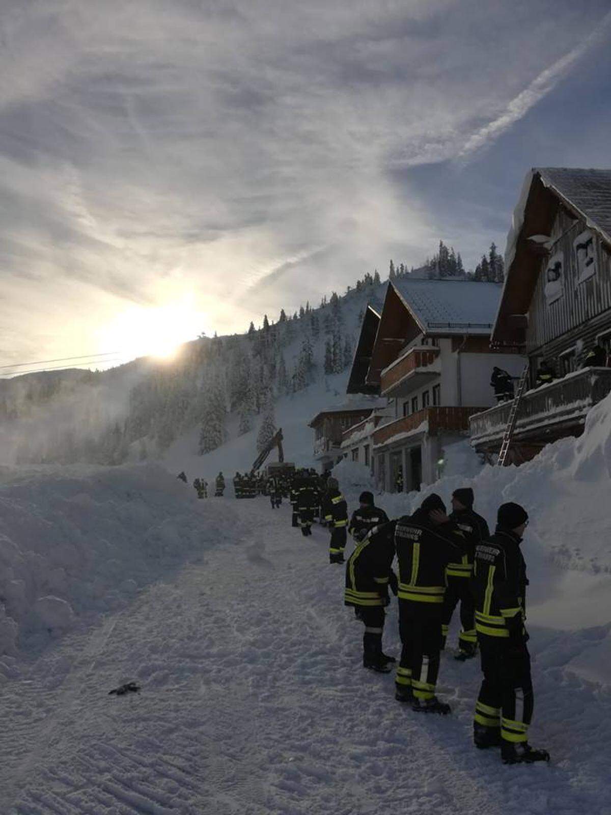 Am Hochkar in Niederösterreich sind zahlreiche Feuerwehren im Einsatz. Das Skigebiet ist seit Mittwochfrüh wieder erreichbar, nachdem es zwei Tage lang abgeschnitten war. >>> "Am Hochkar war es wie in Sibirien"