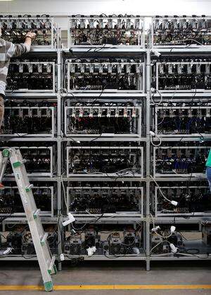 Der Hype um die Kryptowährung Bitcoin findet kein Ende. Seit Tesla-Chef Elon Musk seine Liebe zur Kryptowährung offenbart hat, steigt der Preis durch die Decke. Am Bild: Bitcoin-Mining in Florenz.