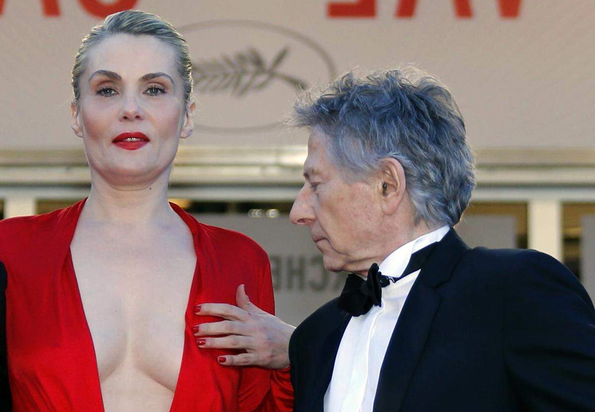Um es vor dem Verrutschen zu bewahren, hatte die Schauspielerin und Ehefrau von Roman Polanski mit dem Kleid die ganze Zeit über zu kämpfen.