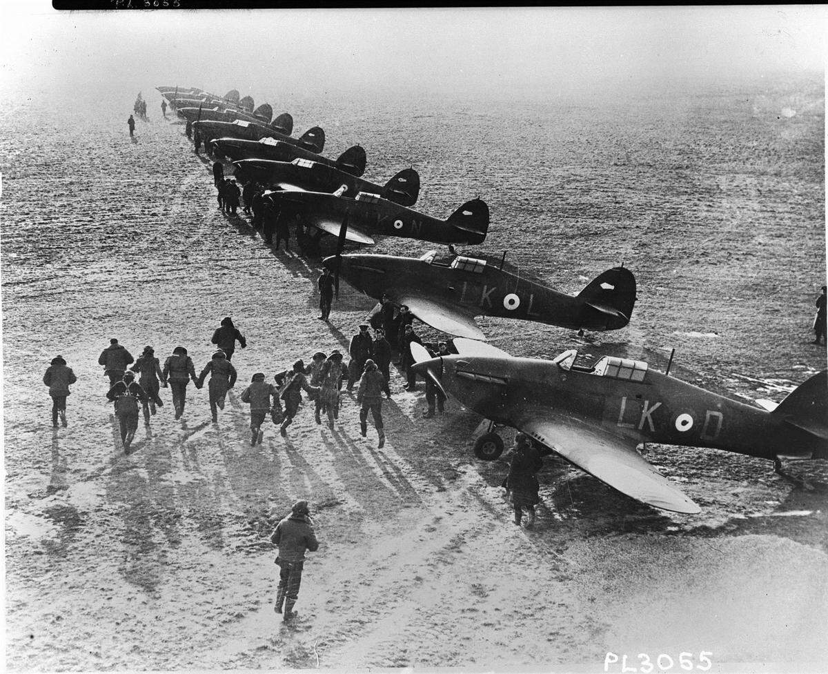 Doch es wurde Hitlers erste Niederlage. Die Jagdpiloten der Royal Air Force (RAF) konnten mit anfangs etwa 700 einmotorigen Jägern (davon immer max. 300 "Spitfires", der Rest "Hurricanes", siehe Bild) und simpler Radarführung den Versuch von anfangs 1600 Dornier-, Heinkel- und Junkers-Bombern, 1000 ein- und zweimotorigen Messerschmitt-Jägern und 300 Junkers-Sturzkampfbombern, ihre Flugplätze zu vernichten oder sie nach Nordengland zu verdrängen, verhindern.