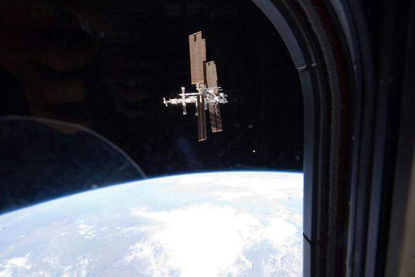 Die Besatzung der "Atlantis" wirft einen letzten Blick auf die Internationale Raumstation ISS.
