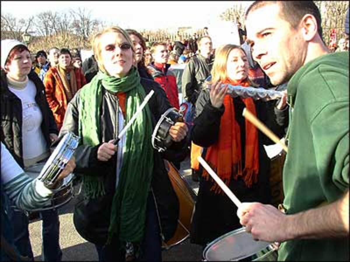 Andere trommelten sich ihren Frust von der Seele - und animierten damit viele zum "Tanzen gegen die Regierung".