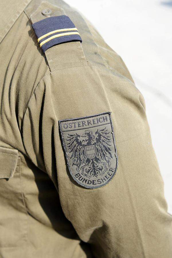 In welchem Jahrgang ein Schüler ist, erkennt man an der Schulter: Ein Streifen bedeutet fünfte Klasse, zwei Streifen sechste und so weiter. Die Schüler tragen klassische Bundesheer-Uniform.