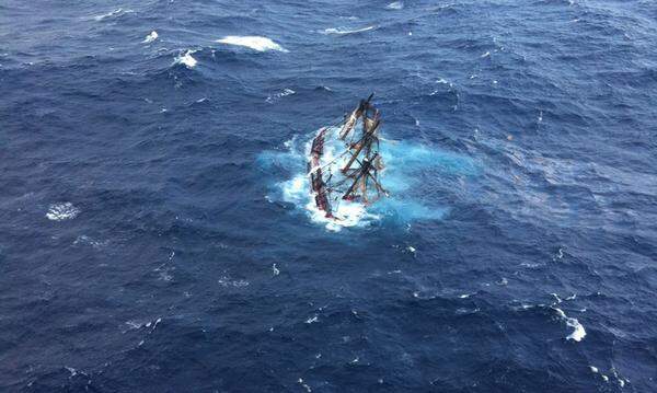  90 Meilen südöstlich von Hatteras, N.C Die HMS Bounty versinkt im atlantischen Ozean.