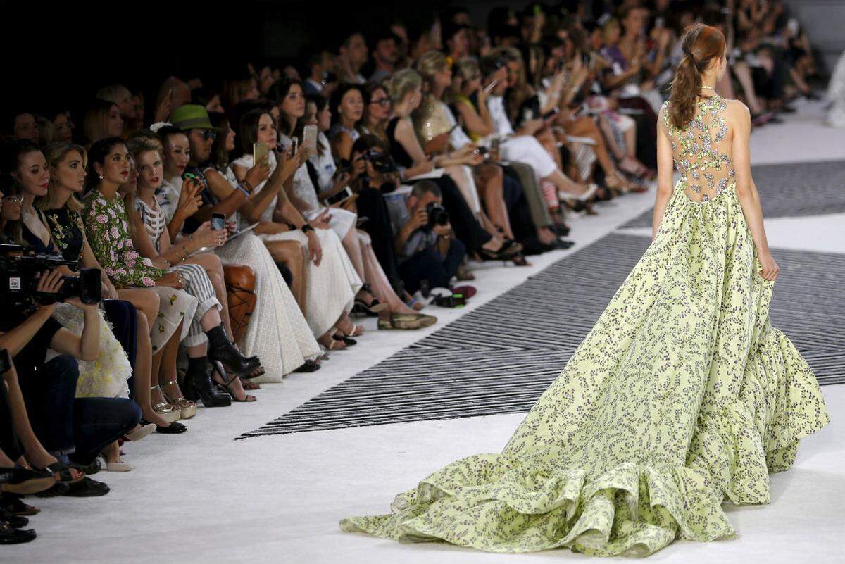 Nur ein paar Stunden nach der Dior-Show schickte Giambattista Valli, der sein 10-jähiges Bestehen in der Modebranche feiern durfte, seine Models über den Laufsteg. Der Designer lieferte florale Muster und aufgebauschte Röcke.