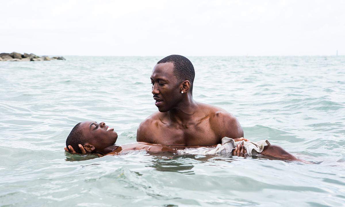 Ali spielt nur in einem Drittel von "Moonlight" mit. Der Film zeigt drei Episoden aus dem dem Leben des Afroamerikaners Chiron und zeigt diesen als Kind, Jugendlichen und jungen Erwachsenen. 