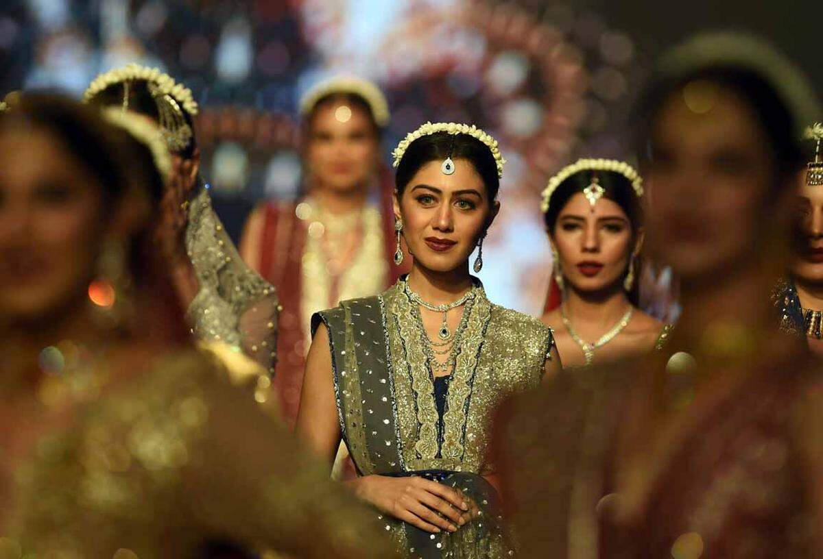 Edle Stoffe und viel Gold: In Karatschi, der größten Stadt Pakistans, fand die Bridal Couture Week statt.
