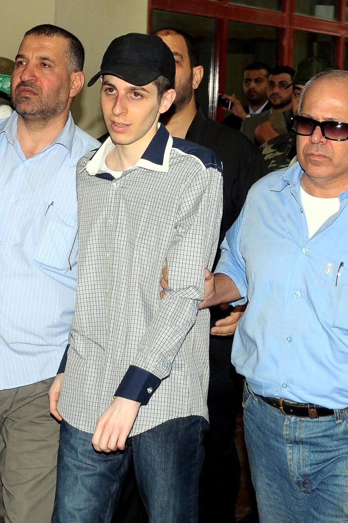 Jubel in Israel: Der Soldat Gilad Schalit ist nach fünf Jahren palästinensischer Gefangenschaft frei. Die radikal-islamische Palästinenserorganisation Hamas übergab ihn Dienstagfrüh an Ägypten.