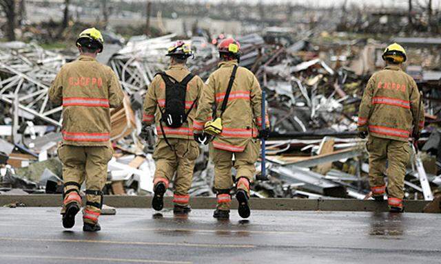 Retten, was noch zu retten: Helfer in der zerstörten Stadt Joplin.