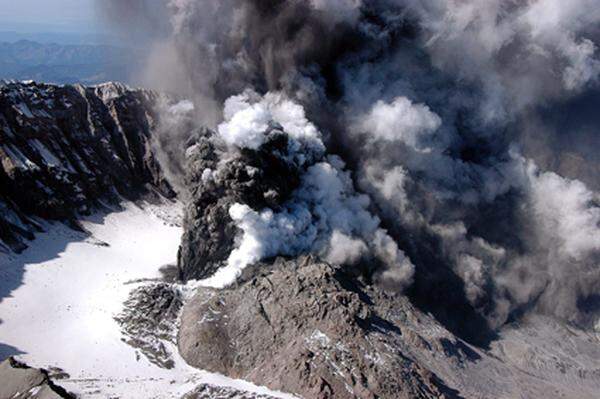 Mount St. Helens, USA: Schlammlawinen zerstörten Teile der Landschaft im Nordwesten der USA und töteten ungefähr 60 Menschen. Gewaltige Aschewolken umkreisten die Erde.Der Ausbruch kam nicht unerwartet, folglich konnten sich die meisten Menschen noch rechzeitig in Sicherheit bringen.