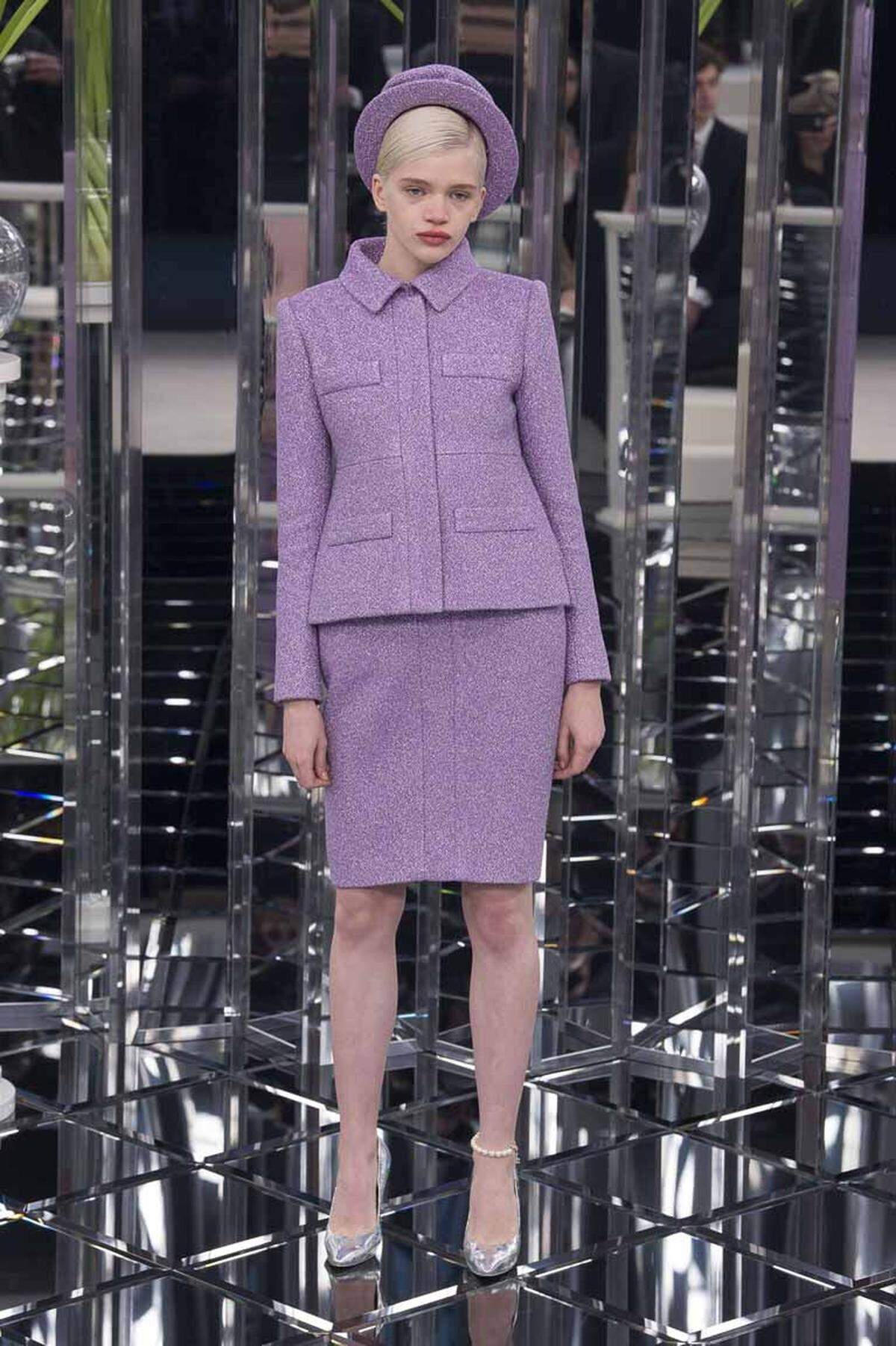 Spieglein, Spieglein an der Wand: Karl Lagerfeld präsentierte seine neuesten Couture-Entwürfe für Chanel in Paris in einer reflektierenden Kulisse. Das erinnerte an die Salonschauen in Coco Chanels Räumen in der Rue Chambon.      