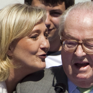 Marine  (l.) und Jean-Marie Le Pen (r.).