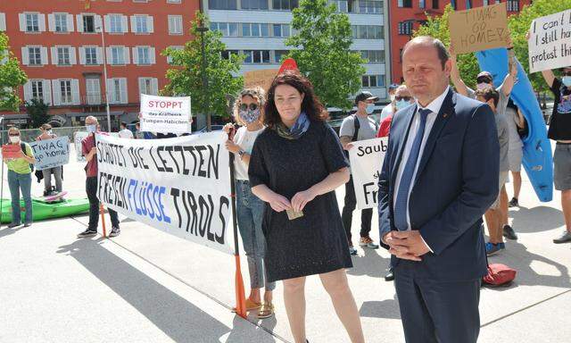 Ingrid Felipe (Grüne) und Josef Geisler (ÖVP) bei der Übergabe einer Petition gegen das Wasserkraftwerk Tumpen-Habichen. Die 