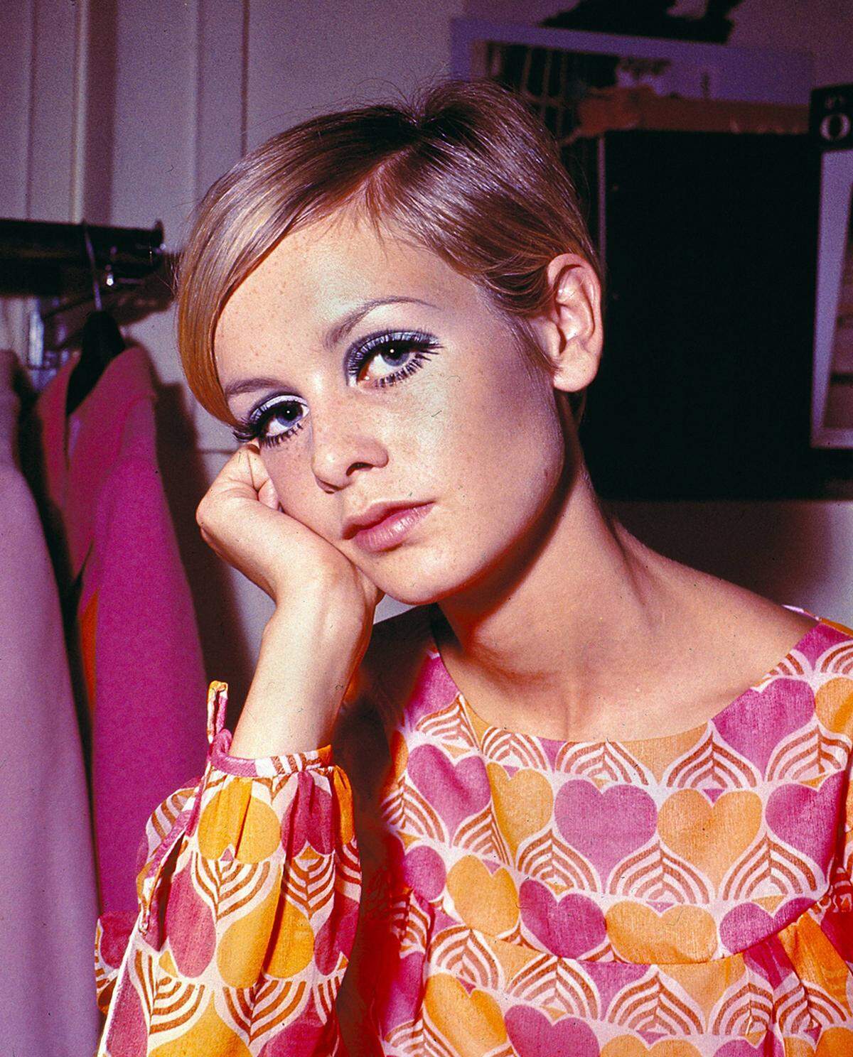 Auf kurvige Stars folgte Twiggy, die mit ihrer knabenhaften Figur in die Zeit der gesellschaftlichen Umwälzungen passte, in der weibliche und mütterliche Formen nicht mehr modern waren. Sie wurde zum Gesicht der Londoner "Swinging Sixties".