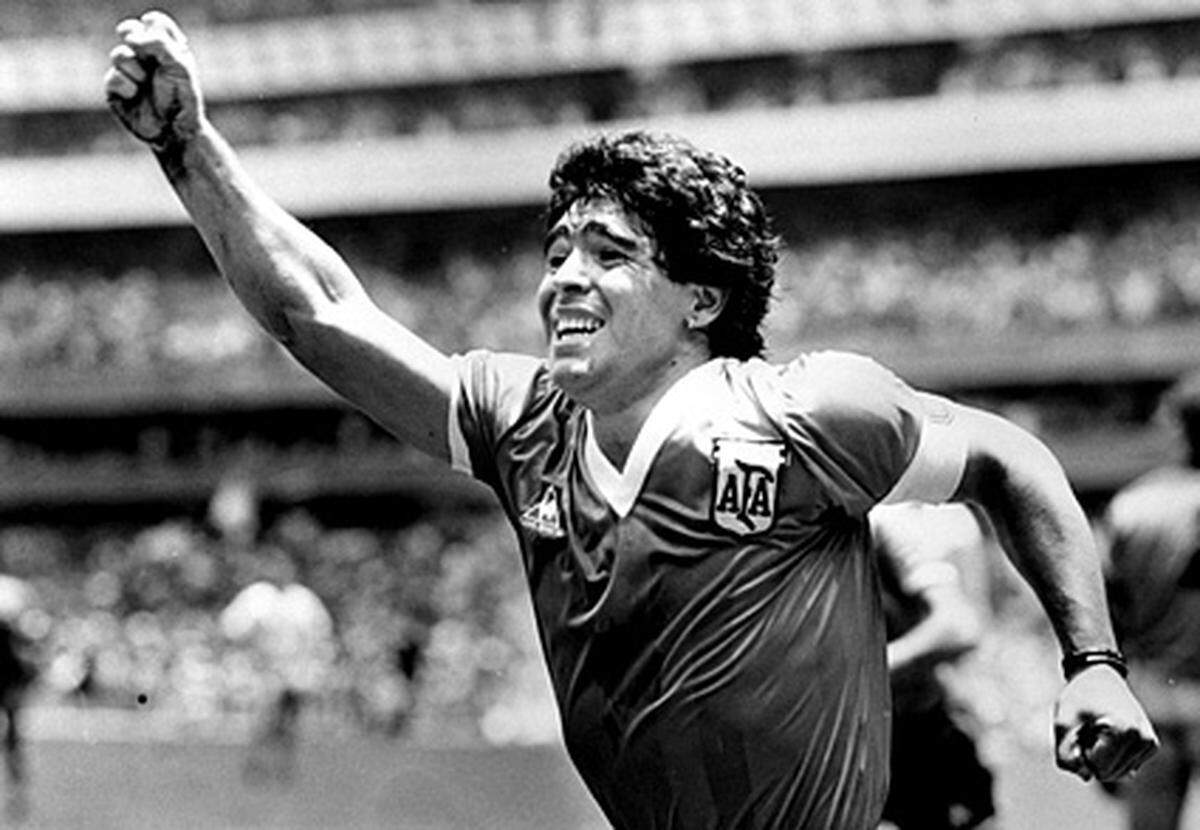 Im selben Match erzielte Diego Maradona ein Treffer, der 2002 zum "WM-Tor des Jahrhunderts" gewählt wurde. Argentiniens Nummer 10 startete drei Minuten nach seinem ersten Tor ein unglaubliches 60-Meter-Solo, spielte die gesamte englische Abwehr aus und bezwang zum Schluss noch Torwart Peter Shilton.