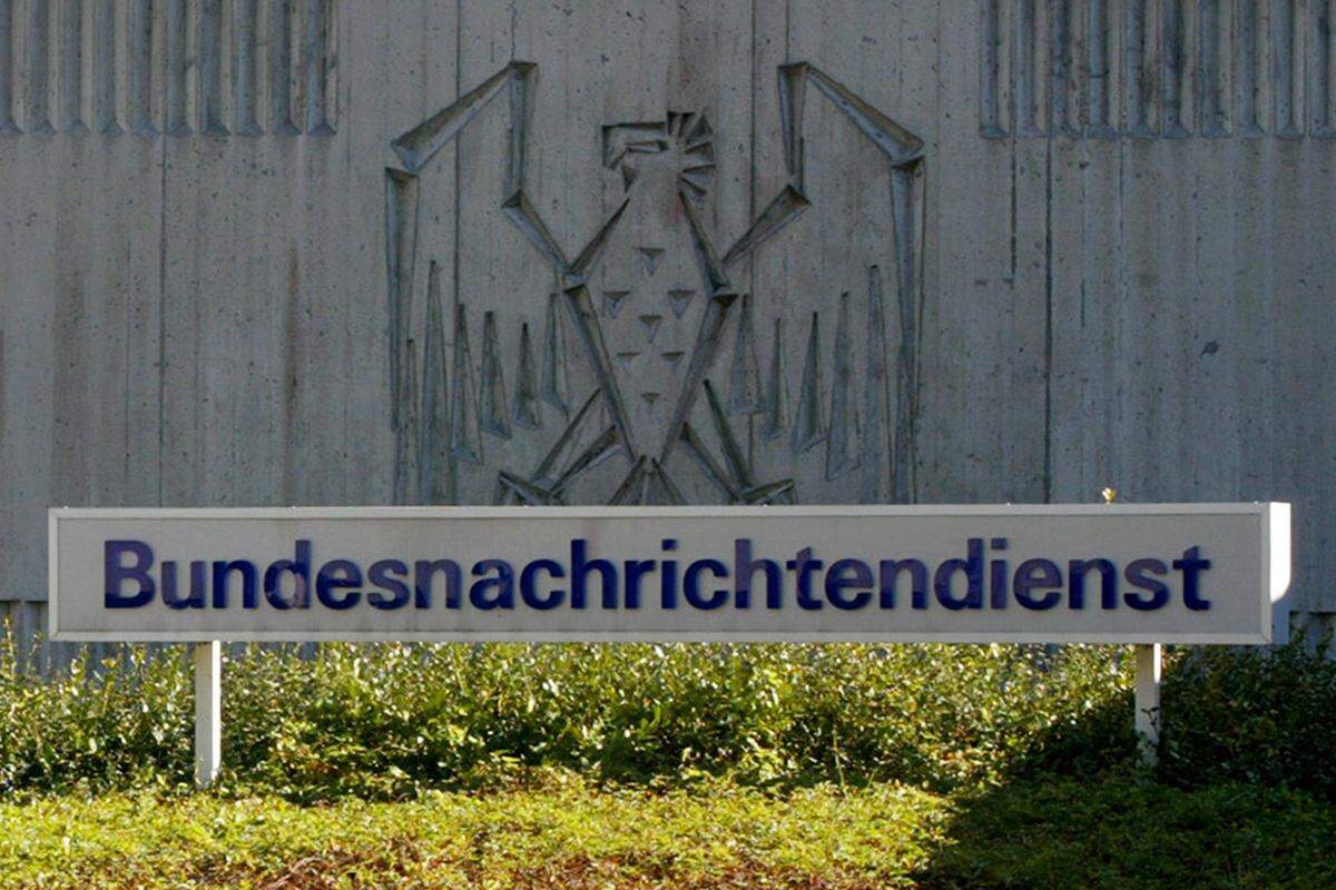 Im Jahr 1979 musste das Ministerium für Staatssicherheit der DDR (Stasi) eine Schmach hinnehmen, während der Bundesnachrichtendienst (BND) seinen größten Erfolg im deutsch-deutschen Geheimdienstkrieg feiern durfte. Damals lief Werner Stiller ("der Schakal") in den Westen über – mit einer Vielzahl geheimer Unterlagen. Sie führten dazu, dass 56 Spitzel im Westen aufflogen und verhaftet wurden.