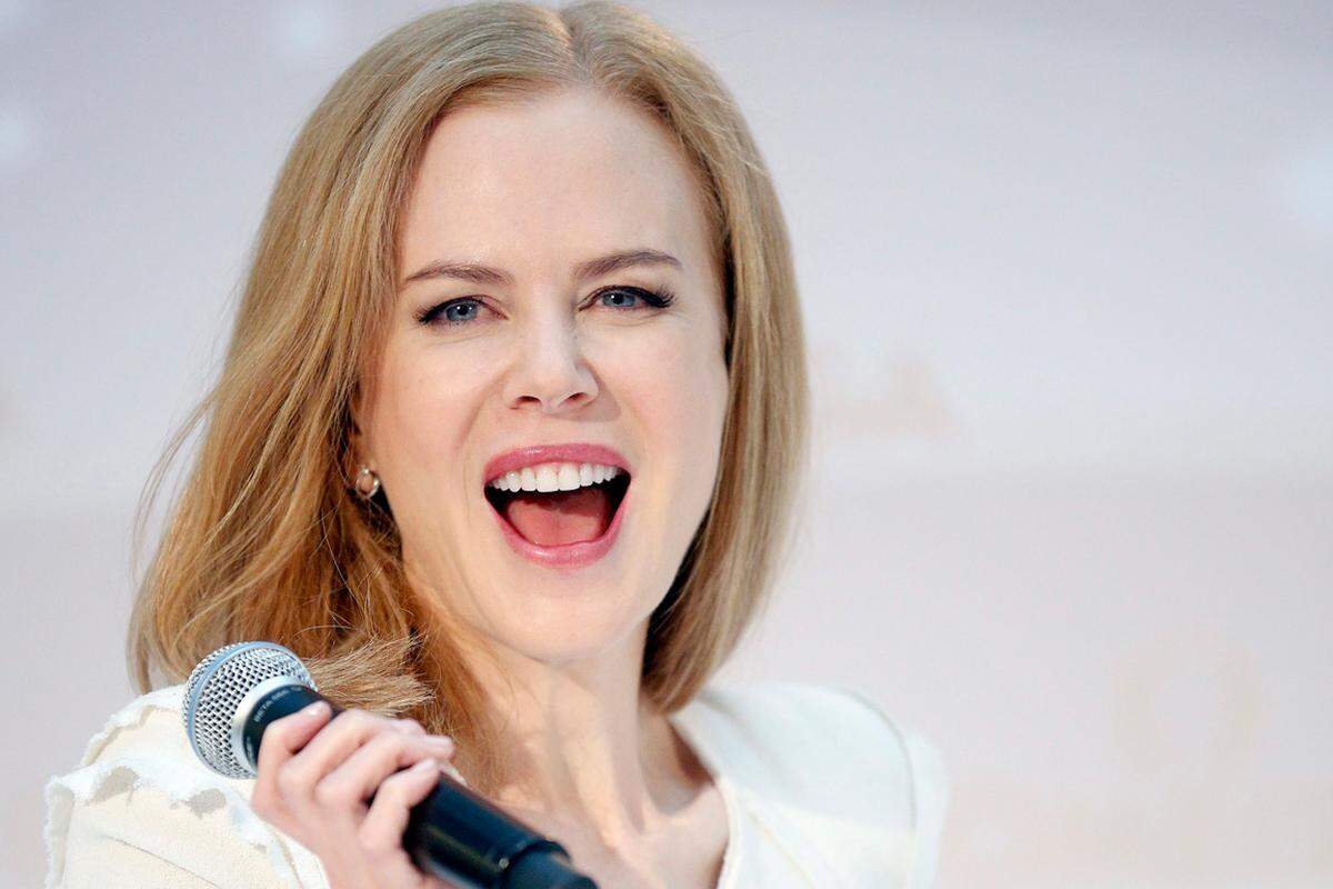 Jahrelang hatte Nicole Kidman für die Botox-Frage nur ein angespanntes Lächeln über. Der italienischen Tageszeitung "La Repubblica" sagte die 45-Jährige kürzlich: "Ich habe Botox probiert ... leider. Ich bin davon weggekommen und kann jetzt endlich mein Gesicht wieder bewegen".