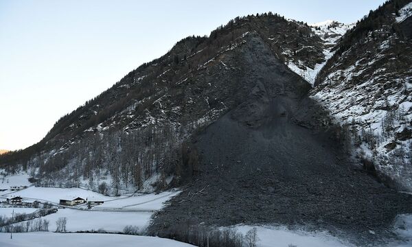 Der Felssturz verschüttete die Landesstraße im Valertal auf einer Länge von 150 Metern - teilweise bis zu 50 Meter hoch.