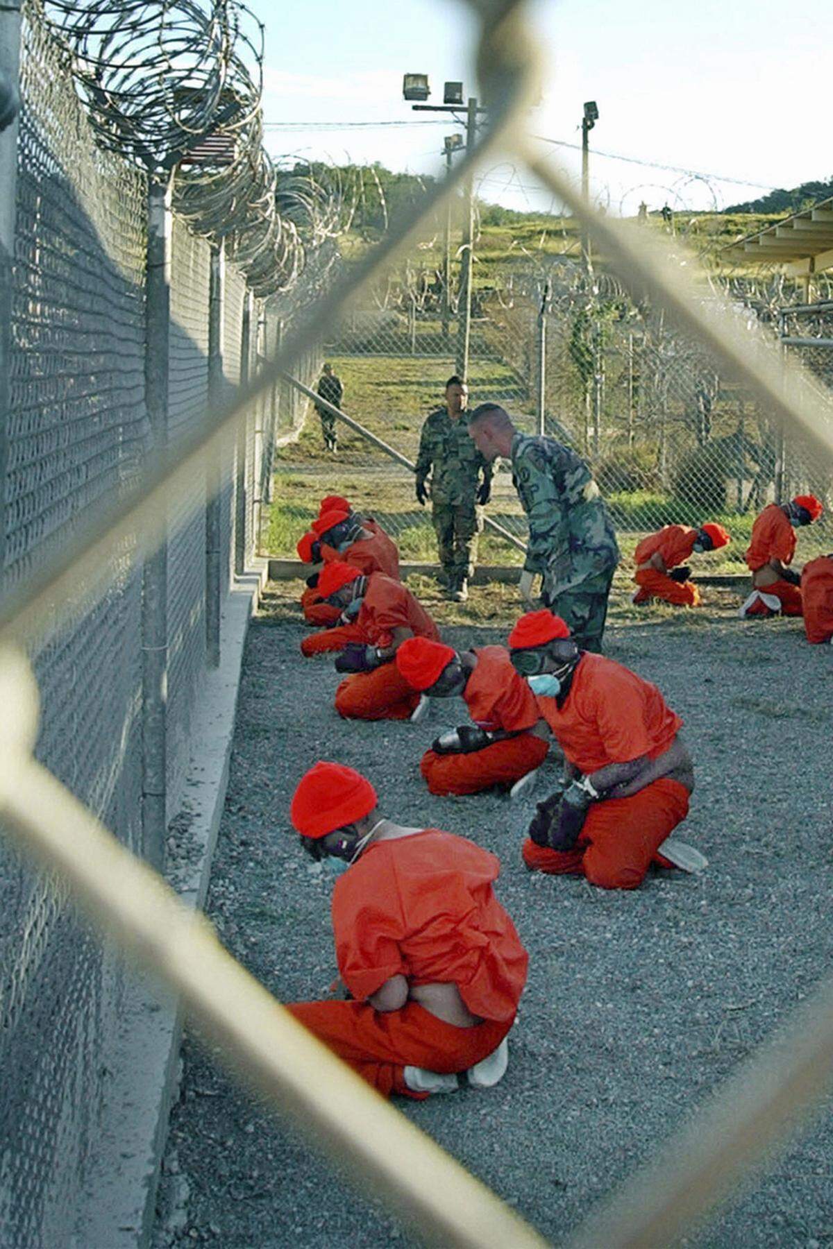 Weiters beinhaltet der NDAA Einzelregelungen, die in Summe dafür Sorge tragen, dass die Schließung des Gefangenenlagers Guantanamo quasi unmöglich ist. So darf etwa kein Regierungsgeld dafür verwendet werden, die verbleibenden Gefangenen auf US-Festland zu bringen.