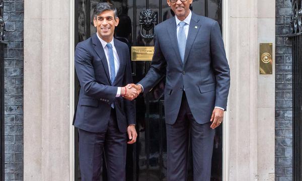 Der britische Premier, Rishi Sunak, mit dem Präsidenten von Ruanda, Paul Kagame.