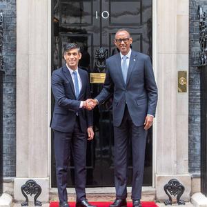 Der britische Premier, Rishi Sunak, mit dem Präsidenten von Ruanda, Paul Kagame.