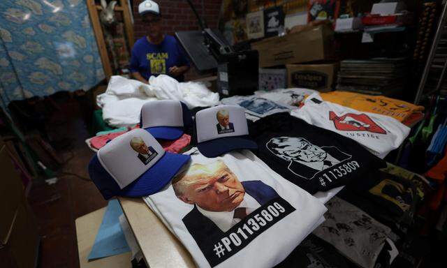 Trump selbst nutzt die Prozesse mittlerweile für Wahlwerbung: Seinen „Mugshot“ gibt es auf T-Shirts zu kaufen.