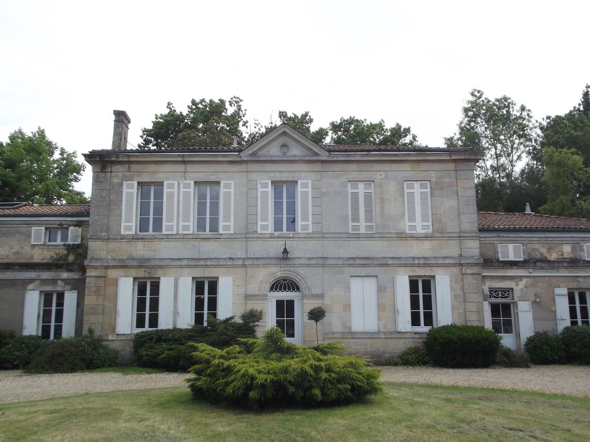 Haupthaus eines 42 Hektar großen Anwesens nahe Bordeaux.