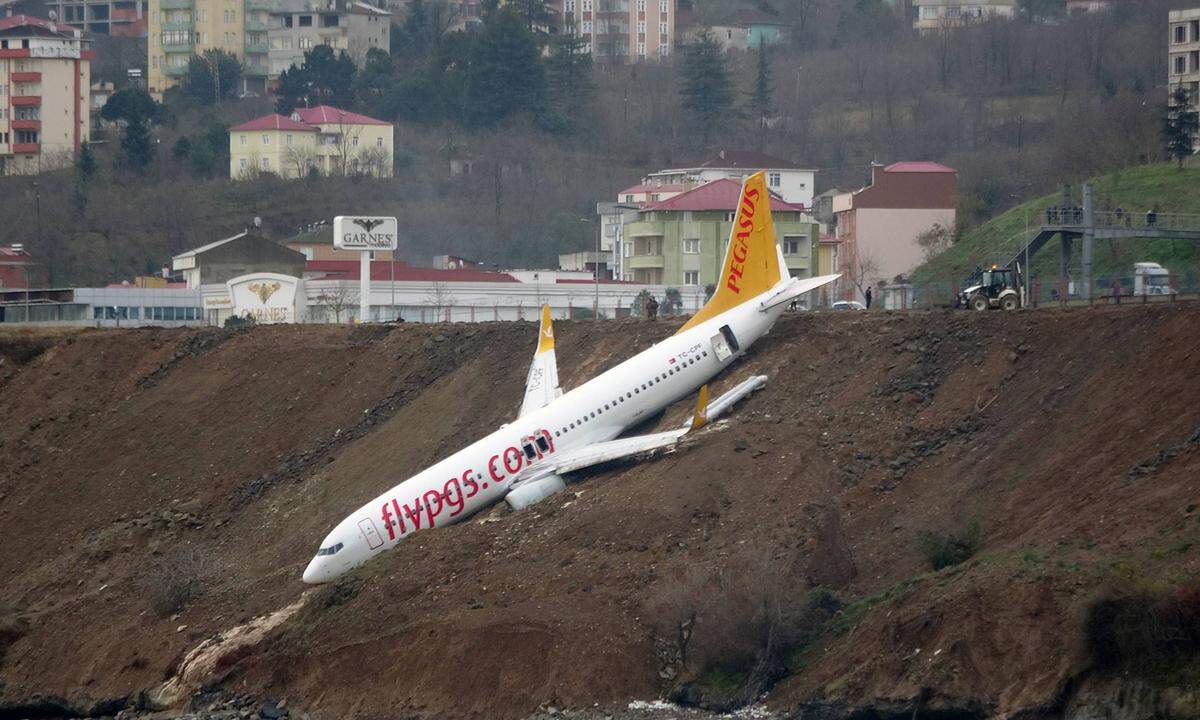 Wieso das Flugzeug von der Piste abkam, war nach Angaben der türkischen Behörden zunächst unklar. Der internationale Flughafen in Trabzon nahm nach einer Unterbrechung den Flugverkehr wieder auf. Pegasus ist eine private Fluglinie.