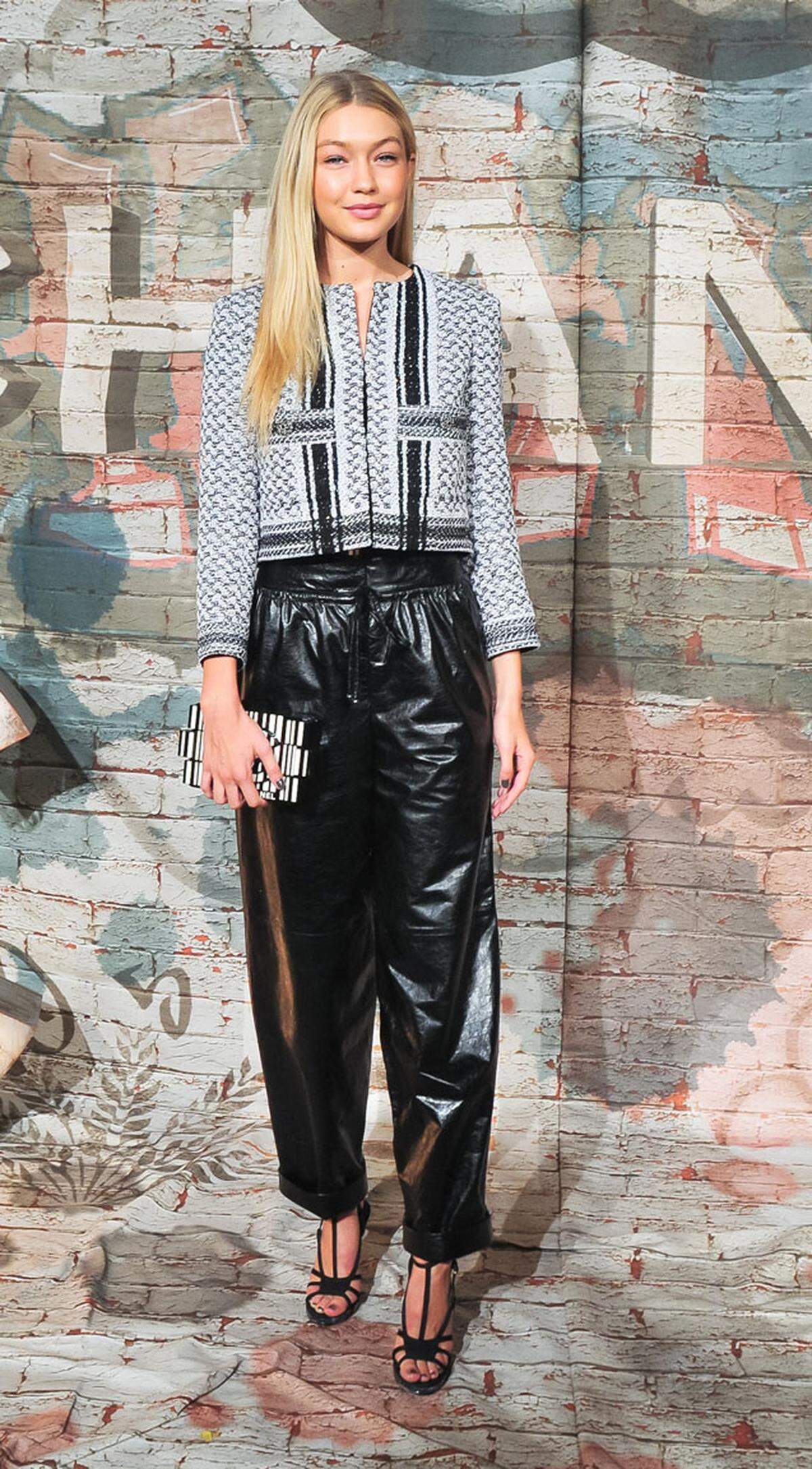 Model Gigi Hadid trug Haremshosen aus Leder.
