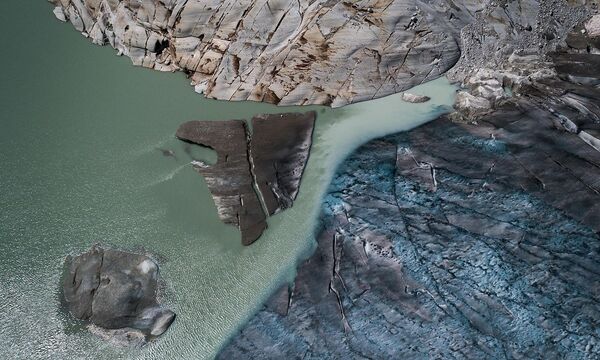 Ein Gletschersee am Ende des Rhonegletschers in der Schweiz.