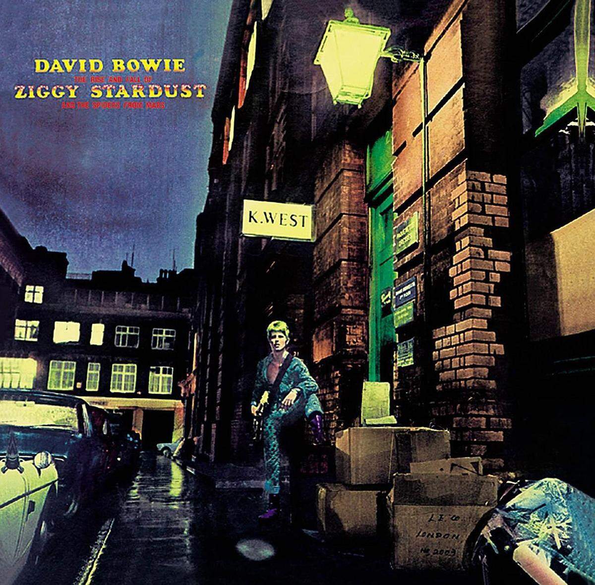 There's a starman waiting in the skyHe'd like to come and meet usBut he thinks he'd blow our minds   aus ''Starman'' von ''The Rise and Fall of Ziggy Stardust and the Spiders from Mars'' (1972)