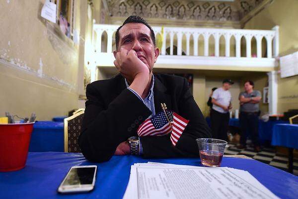 Gerardo Ruiz im Büro der Demokraten in Ost-Los Angeles ringt um Fassung angesichts der Niederlage von Hillary Clinton.