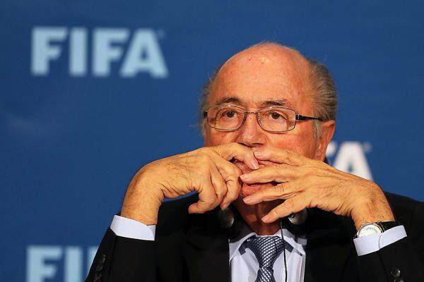 "Geschockt und tief traurig über den plötzlichen Tod meines Freundes Udo Jürgens", zeigte sich auch FIFA-Boss Joseph Blatter. "Meine Gedanken sind bei der Familie."