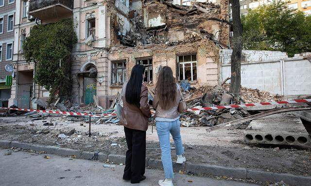 Zwei Ukrainerinnen vor den Trümmern eines Wohnhauses im Zentrum Kiews.