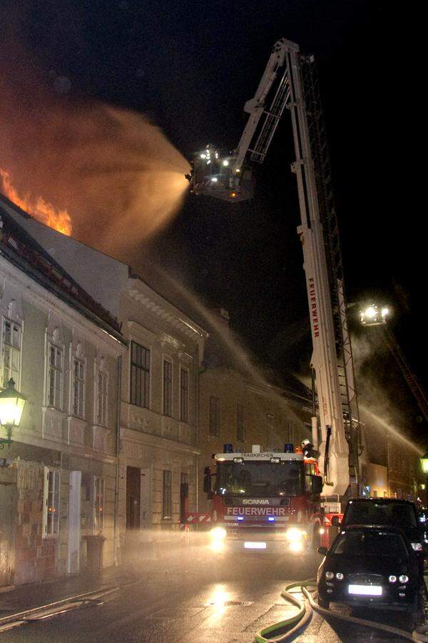 Um eine großflächige Ausbreitung des Brandes in der Badener Innenstadt zu verhindern, setzte die Feuerwehr auch drei Hubrettungsgeräte ein. Die Flammen wurden so aus 30 Metern Höhe bekämpft. Gleichzeitig unternahmen Atemschutztrupps umfassende Innenangriffe.
