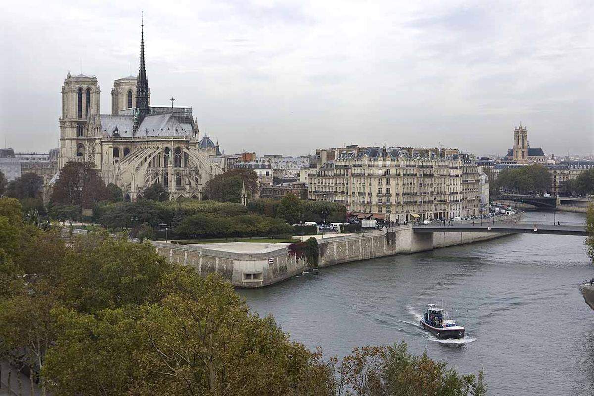 Cathédrale Notre Dame - oder anders: "Unserer Liebe Frau von Paris" ist eine der frühesten gotischen Kirchengebäude Frankreichs und besetzt seit 1345 (nach knapp 180 Jahren Bauzeit) die Seineinsel Île de la Cité.