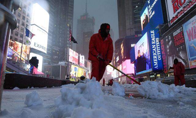 Der Times Square in Weiß: Der Wintersturm „Stella“ ließ in New York die Schneeflocken wirbeln. Doch es war alles halb so schlimm.