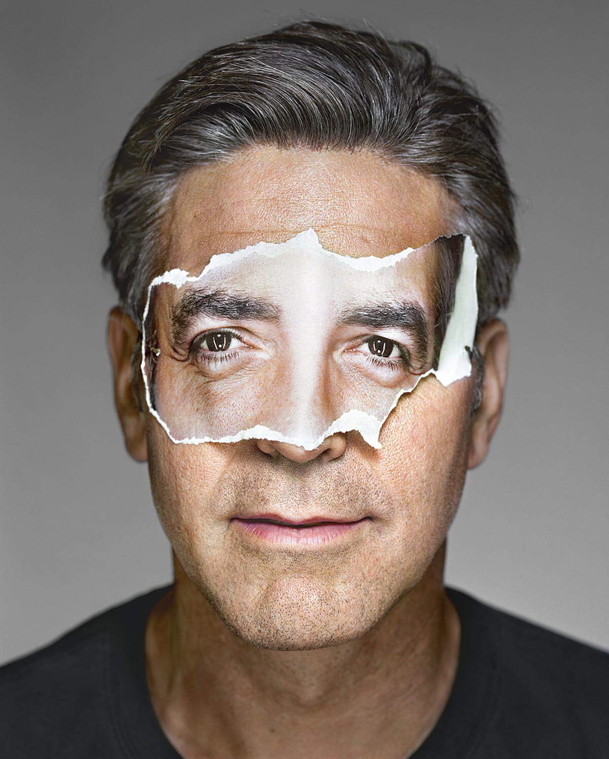 Seit den 1990er Jahren nimmt der gebürtige Deutsche seine großformatigen Porträts aus unmittelbarer Nähe auf. Schoeller misst die Augenhöhe und positioniert die Kameralinse auf derselben Höhe. Statt eines Blitzgeräts verwendet er Neonlicht.  Im Bild: der Schauspieler George Clooney mit einer Maske, 2008, aus der Serie "Portraits"