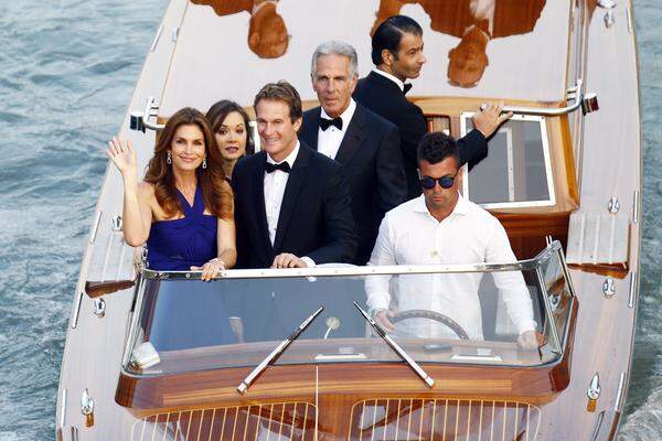F&uuml;r die Feier kamen unter anderen die Schauspieler Matt Damon und Robert De Niro nach Venedig und das einstige Supermodel Cindy Crawford, hier mit ihrem Mann Rande Gerber im Boot. 