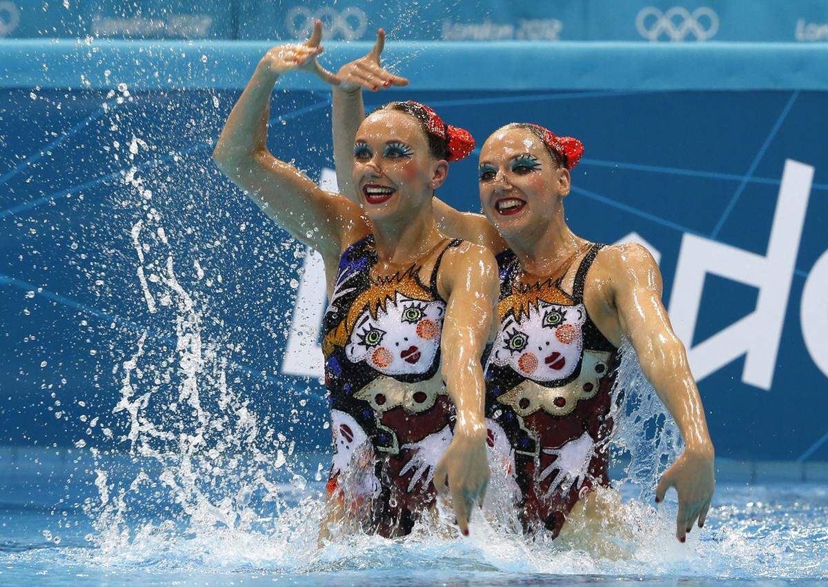 Im Sport tickt die Uhr in Sachen Modetrends wohl etwas anders. Ihre Höchstleistungen im Synchronschwimmen untermalten die Russinnen Natalia Ishchenko und Svetlana Romashina mit Clown-Make-up und nicht minder farbenfrohen Outfits.