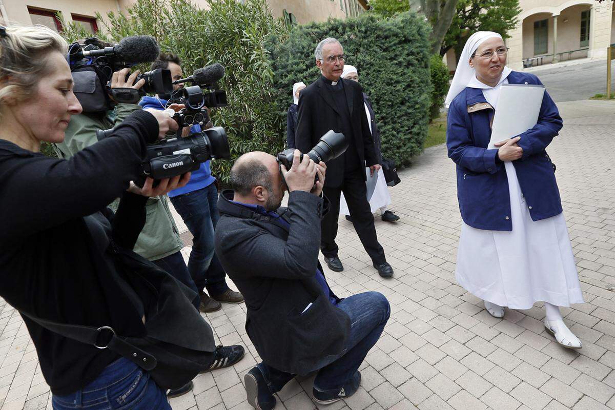 Die schnelle Heiligsprechung sorgt aber auch für Kritik. Die Kirche habe nicht umsonst ein ausgefeiltes, gestuftes Verfahren, das beim zweiten Kanonisierten, Johannes XXIII., entsprechend lange gedauert habe, meint etwa der deutsche Kirchenhistoriker Hubert Wolf. Mit Ausnahmen sollte man da zurückhaltend sein. Im Bild: Schwester Marie Simon-Pierre ist eines der Wunder, das Johannes Paul II. zugerechnet wird. Simon-Pierre soll von Parkinson geheilt worden sein.