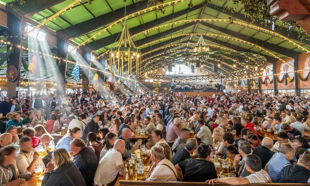 Volle Bänke in der Augustiner Festhalle auf der Münchner Wiesn. 