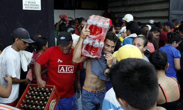 Da sie kein gültiges Bargeld mehr für einen Einkauf besaßen, plünderten Hunderte Menschen Geschäfte in Venezuela.