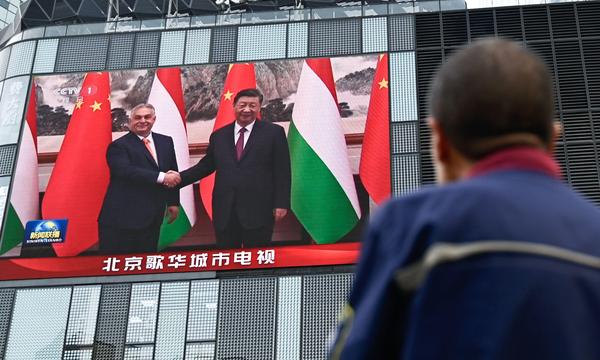 Während die EU gegenüber China den Ton verschärft, lobt Orbán in Peking die chinesische Führung.