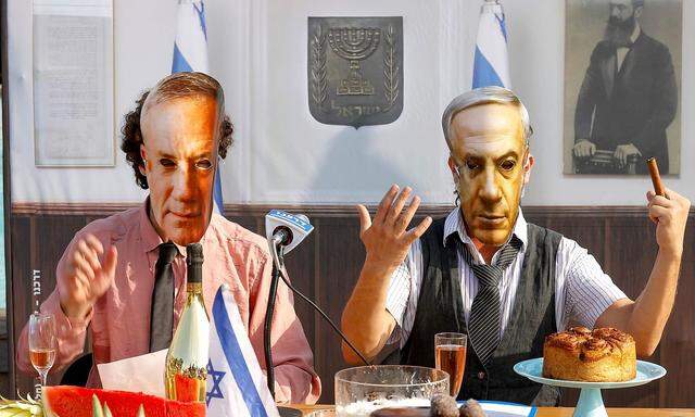 Zwei Komiker stellen Benny Gantz und Benjamin Netanjahu dar, die Spitzen der gescheiterten israelischen Koalition.