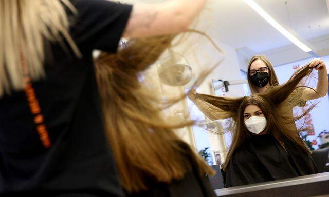 Hairdresser open after third national lockdown was loosened in Austria