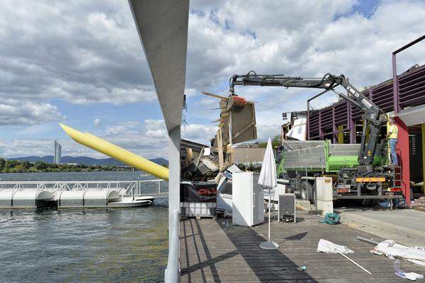 Basis dafür, so erklären die Verantwortlichen der Stadt, sei ein Urteil des Verwaltungsgerichtshofs, demnach die Anlagen wasserrechtlich nicht mehr bewilligt seien. Die wasserrechtliche Genehmigung, die für die Bauten im Hochwassergebiet notwendig wären, liegen nicht mehr vor – bzw. wurden nicht mehr verlängert.