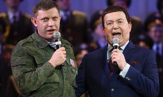 Josef Kobzin, russischer Sänger und Abgeordneter, sang mit dem Separatisten-Führer von Donezk, Alexander Zacharchenko, bei einem Konzert in Donezk.