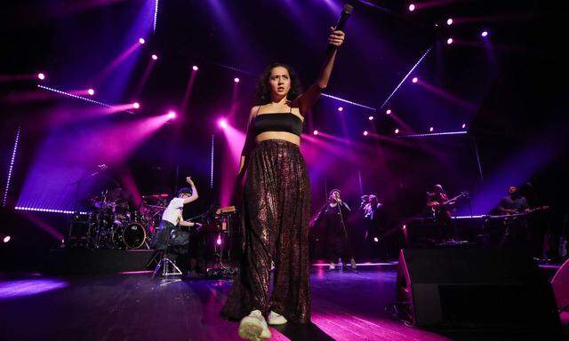 Manizha Sangin wird Russland beim ESC in Rotterdam vertreten. Ihr Song „Russian Woman“ entzweit das Publikum.