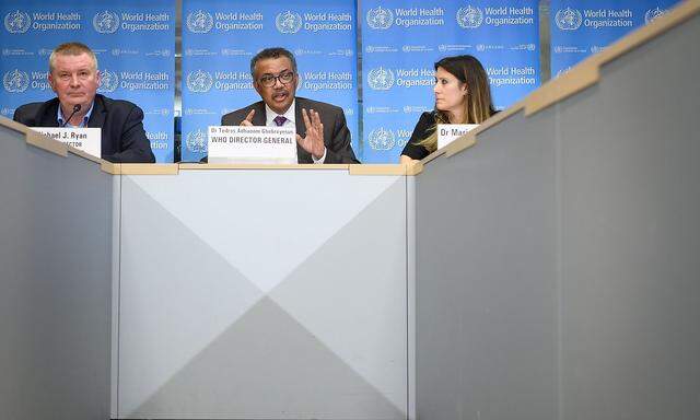 Archivbild einer WHO-Pressekonferenz - in der Mitte der WHO-Direktor, Dr. Tedros Adhanom Ghebreyesus.